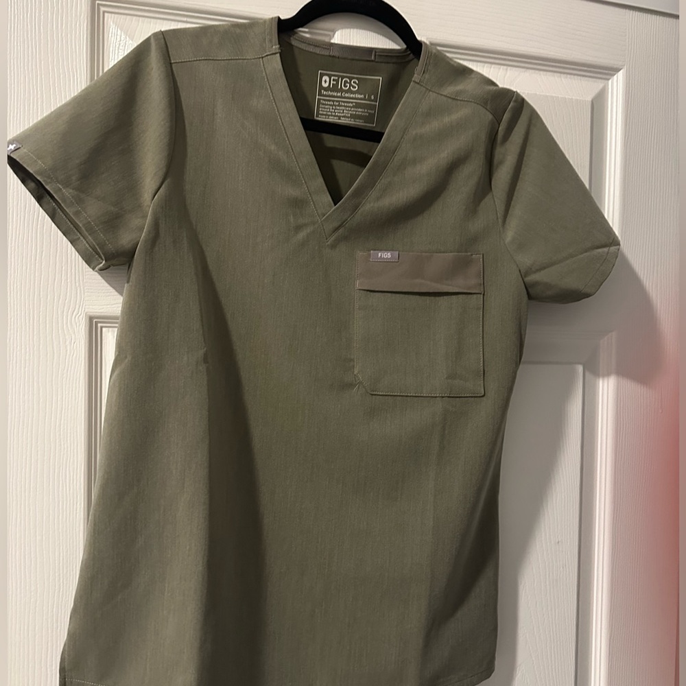 FIGS Olive Small Catarina Scrub top with Small Zamora Jogger Pants
